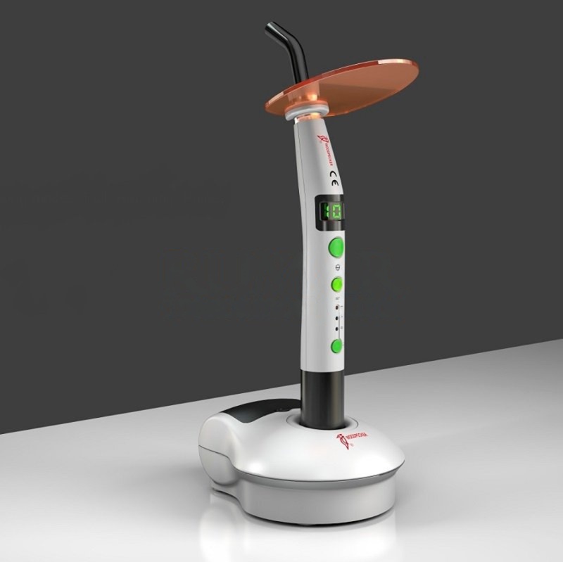 Detalle de la lámpara de fotocurado Woodpecker LED C mostrando su diseño inalámbrico y base de carga independiente