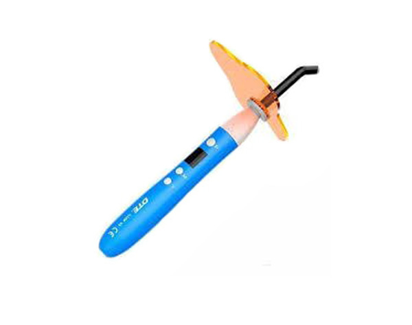 Lámpara de fotocurado DTE Lux VI Woodpecker conectada al cargador portátil para uso con cable