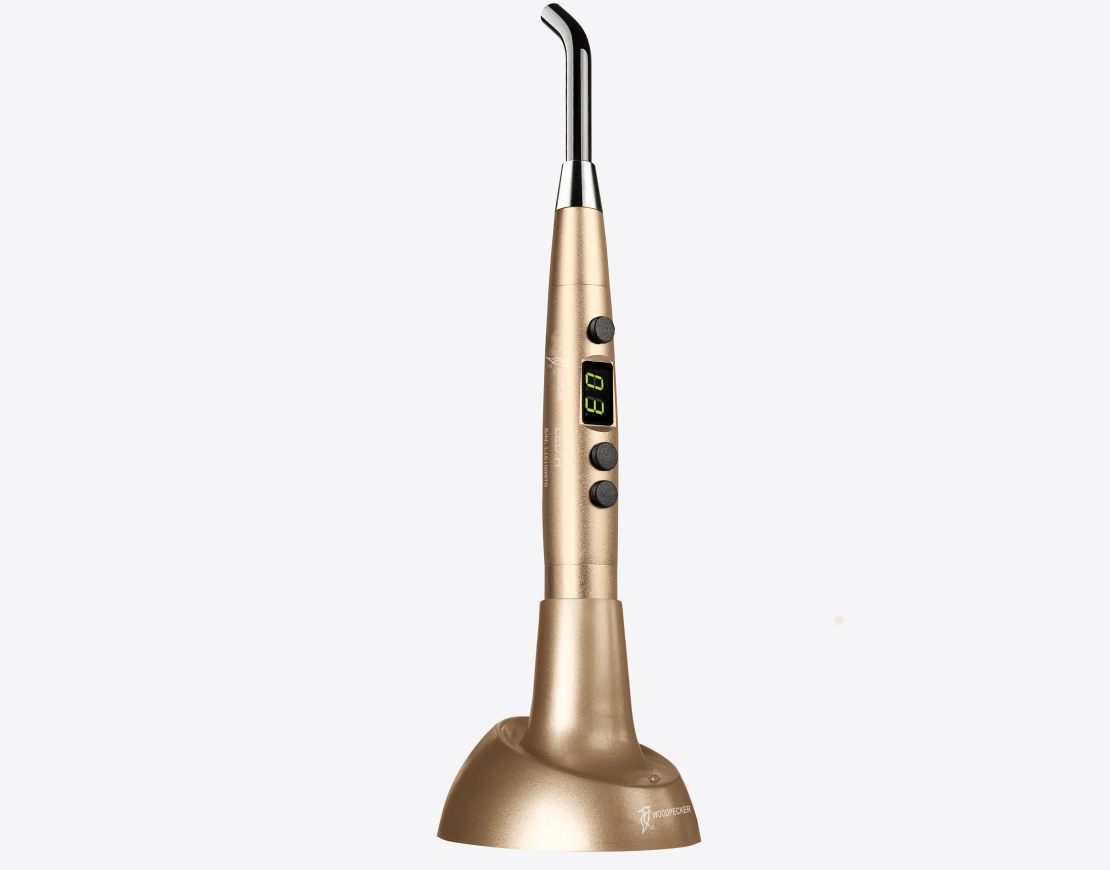 Lámpara Woodpecker LED.H ORTHO con cuerpo metálico y sistema de refrigeración inteligente